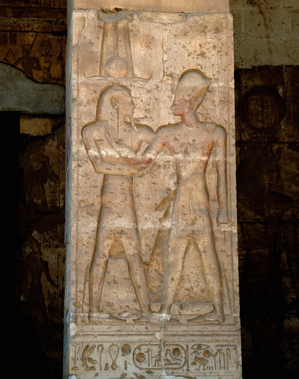 古代エジプトのアート。セティ1世の神殿の柱の低浮彫り 作： エジプト第19王朝