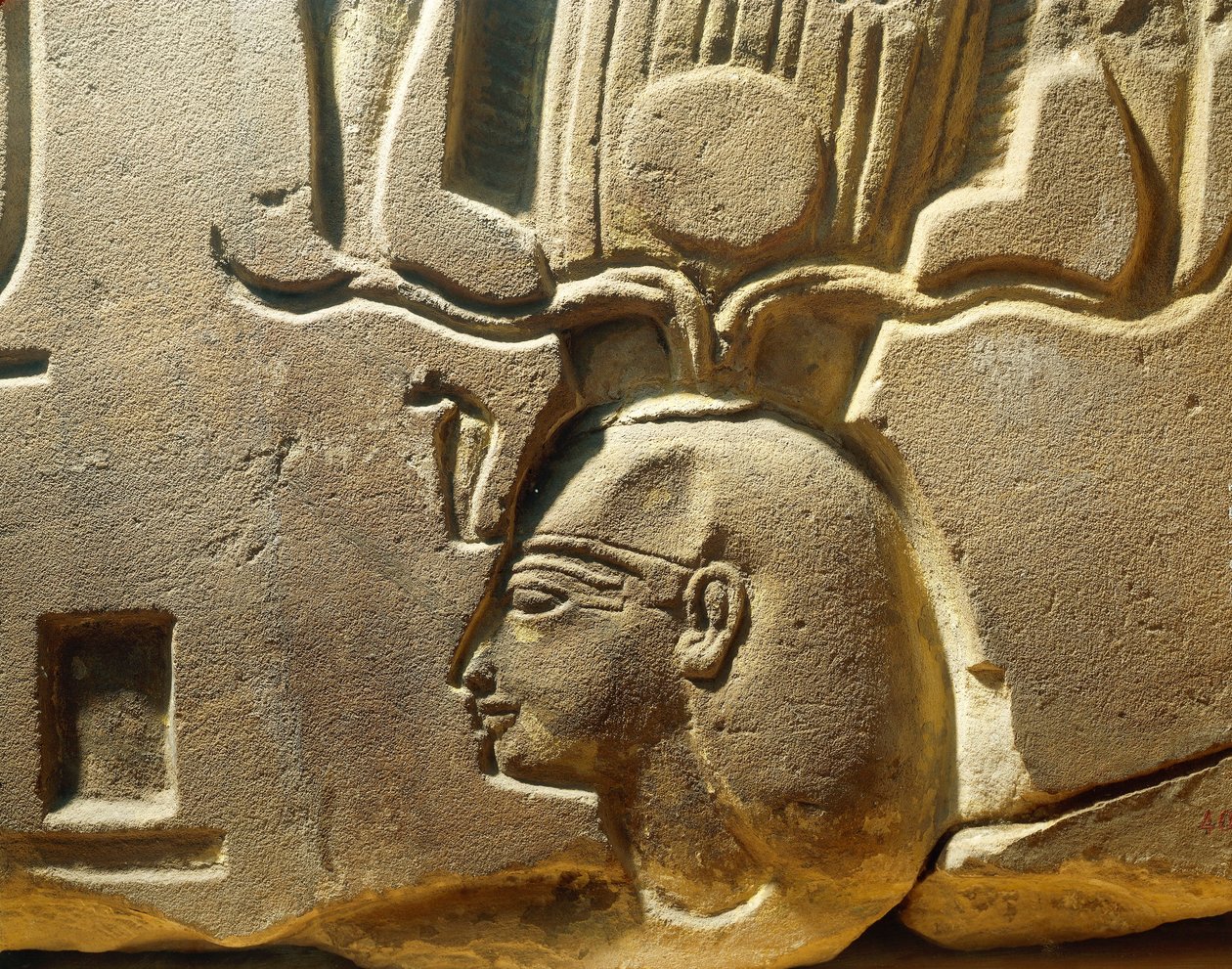 エジプト、ルクソール、古代テーベ、アサシフ渓谷、ラムセス2世とカルトゥーシュを描いたレリーフの断片 作： エジプト第19王朝