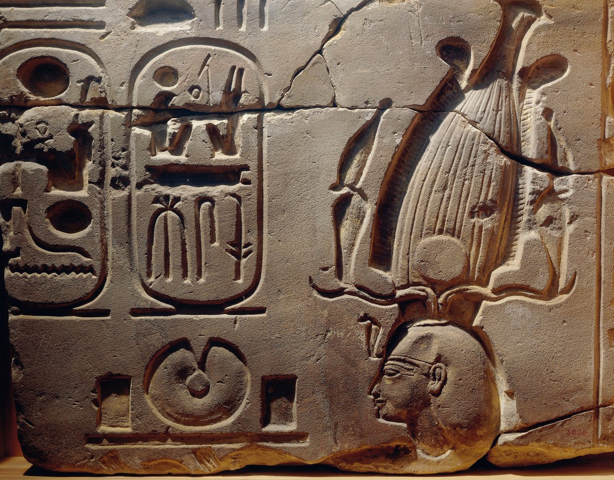 エジプト、ルクソール、古代テーベ、アサシフ渓谷、ラムセス2世とカルトゥーシュを描いたレリーフの断片 作： エジプト第19王朝