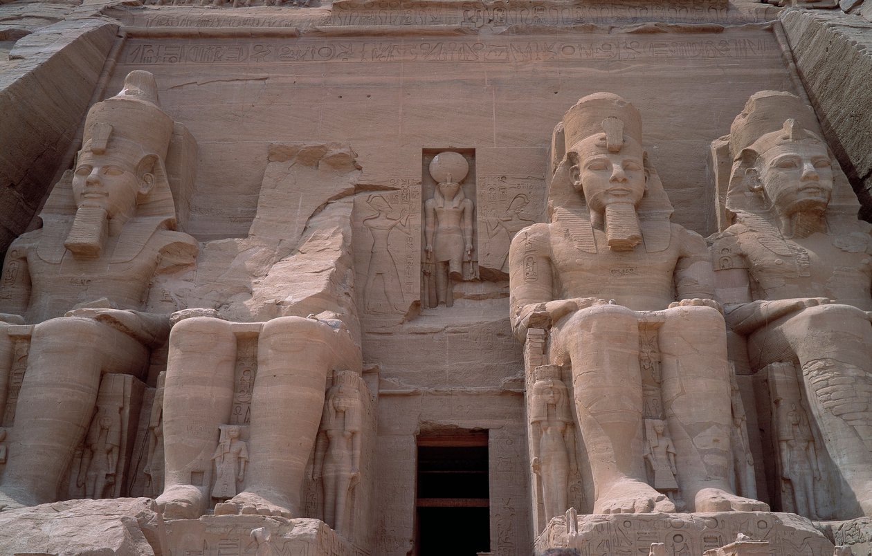 エジプトのアンティーク。ラムセス2世の神殿のコロッサス。紀元前1271年から1256年。アブシンベル（Abu Simbel）、アスワン、エジプト 作： エジプト第19王朝
