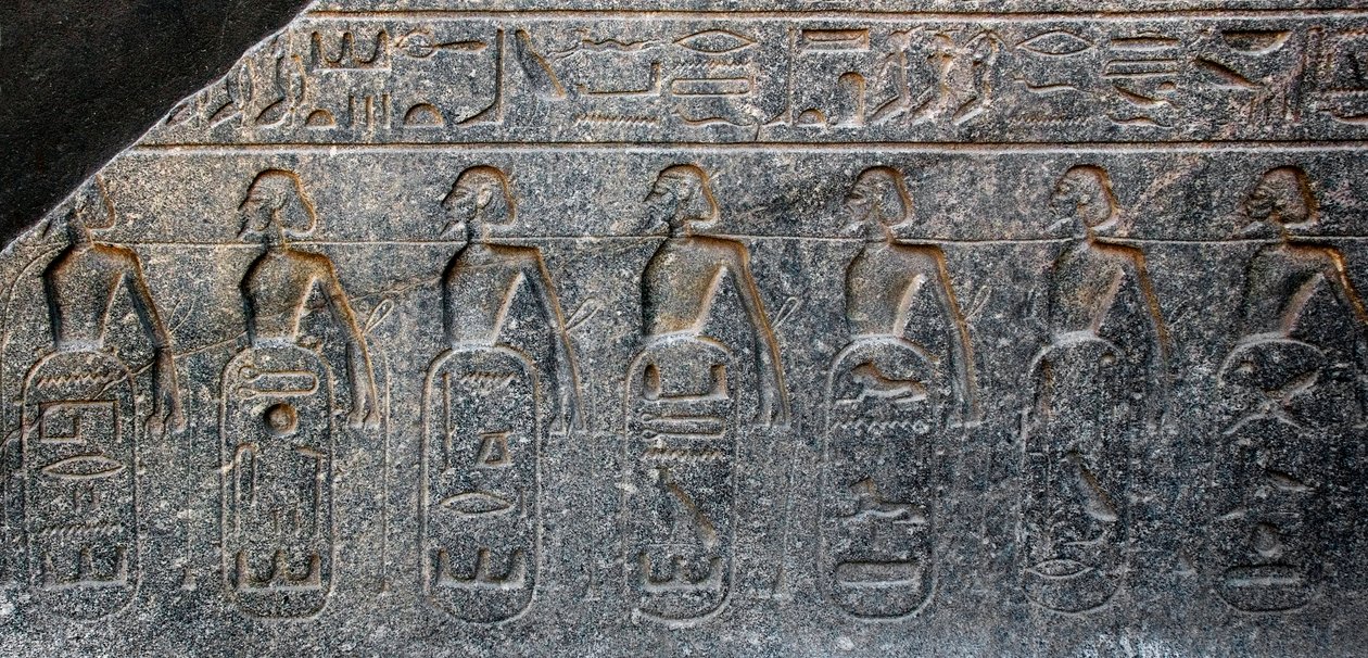 エジプトの古代遺物：ファラオ・ラムセス2世（紀元前1292-1186年）が征服した領土の紋章を装飾したレリーフの細部。ルクソール神殿。エジプト、東岸（テーベ）。 作： エジプト第19王朝