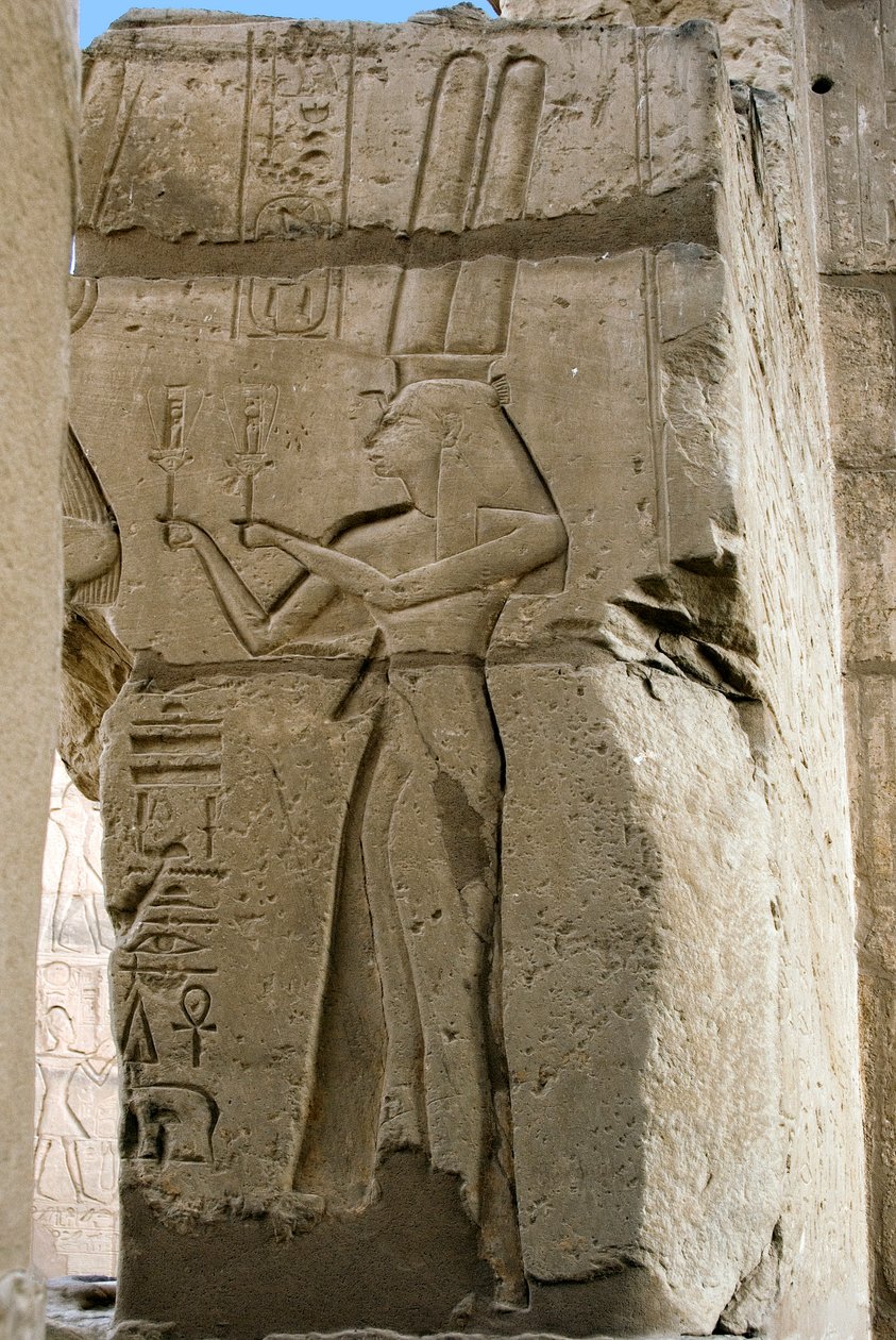エジプトの古代遺物：両手にシストを持つハトホル女神を描いたレリーフの詳細（エジプト・ルクソールのラマッセウム遺跡にあるファラオ・ラムセス2世（紀元前1279～1213年）に捧げられた葬祭殿）。 作： エジプト第19王朝