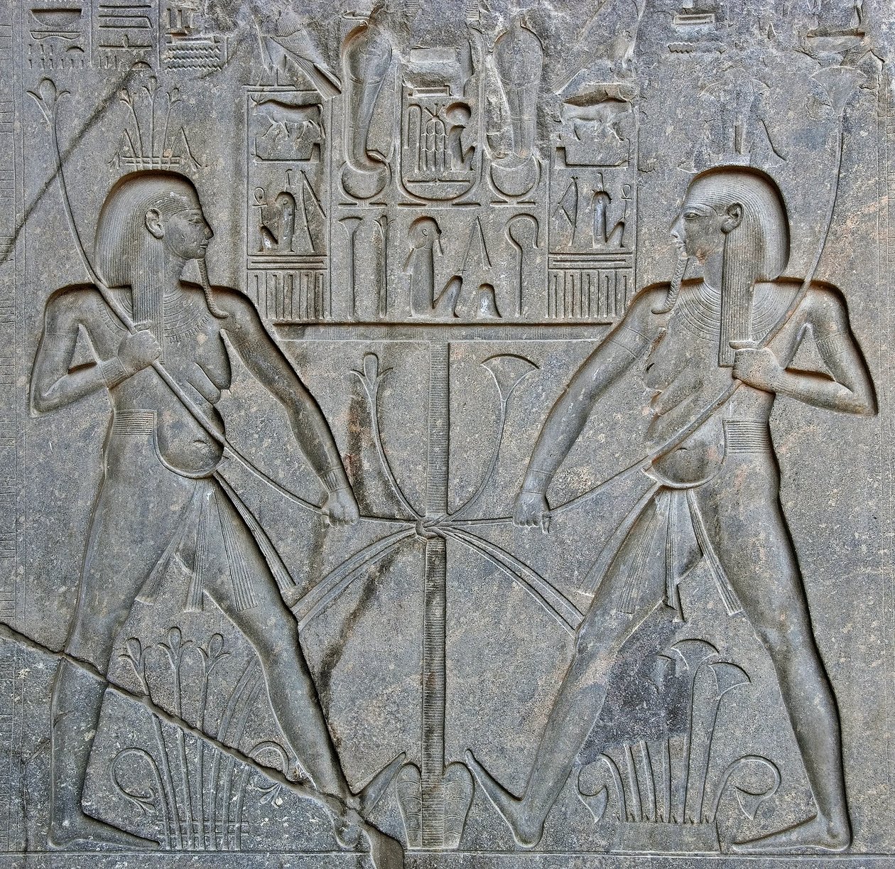 エジプトのアンティーク：上エジプトと下エジプトの統合を象徴するファラオ・ラムセス2世（BC1292-1186）の像の台座の詳細。ルクソール神殿。東岸（テーベ）、エジプト 作： エジプト第19王朝