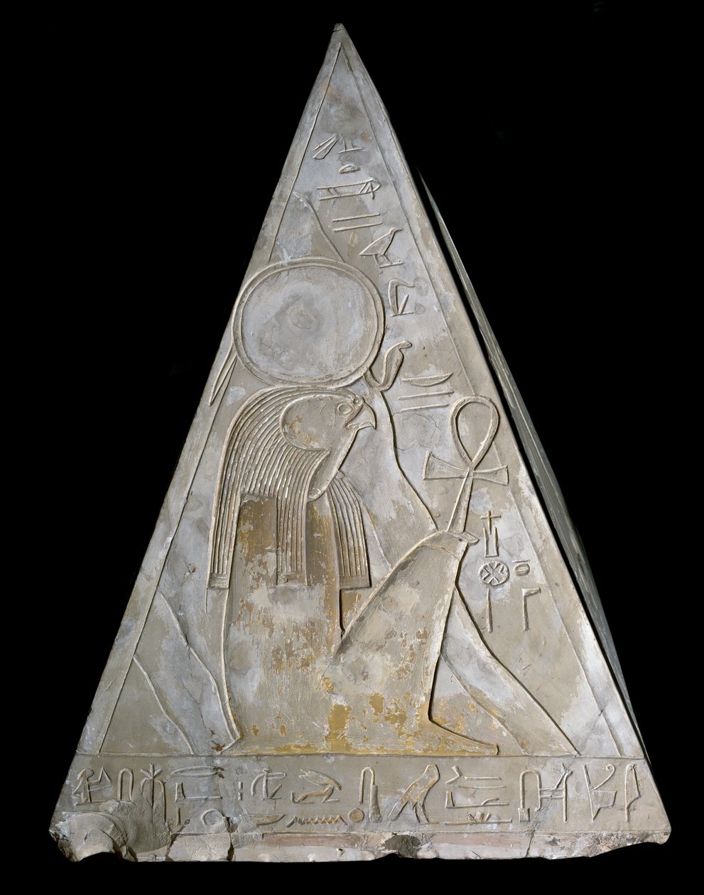 エジプト古代遺物：ラモス礼拝堂のピラミッド先端部に描かれた沈む太陽の神リー・アトゥム（Re Atum or Ra-Atum or Re Toum）の装飾第19王朝（紀元前1295年〜1190年） デイル・エル・メディネ 像高70cm トリノ・エジプト博物館 作： エジプト第19王朝