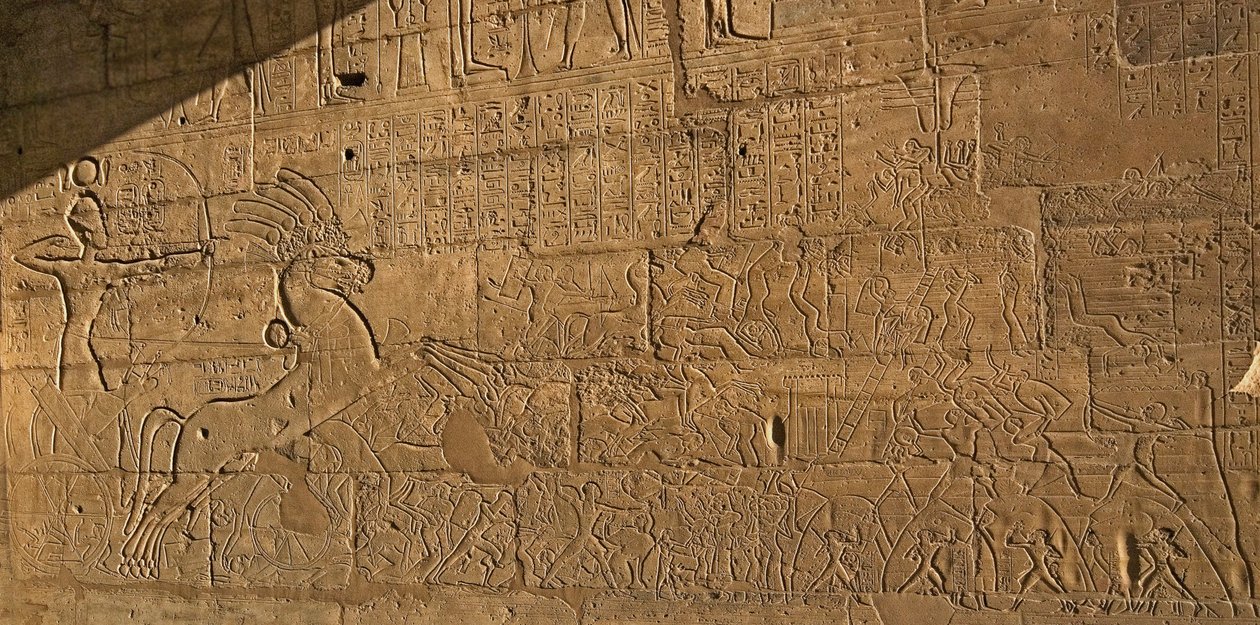 エジプトの古代：紀元前1274年のカデシュの戦いでラムセス2世の偉業を祝うレリーフの眺め、ファラオラムセス2世に捧げられた葬儀寺院 作： エジプト第19王朝
