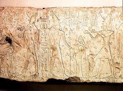 ラメセス2世（紀元前1279～1213年）がオシリスの家族に儀式の供物を捧げている様子を描いたレリーフ、ラメセスがワインの入った2つのフラスコをホルスに捧げている右側の詳細、新王国時代のアビドス出土（石灰岩）。 作： エジプト第19王朝