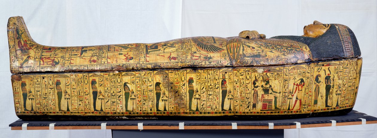 新王国時代、紀元前1100年頃、デイル・エル・バーリで発見されたと思われるネシームンのミイラの棺と蓋（彩色済み木材 作： エジプト第20王朝