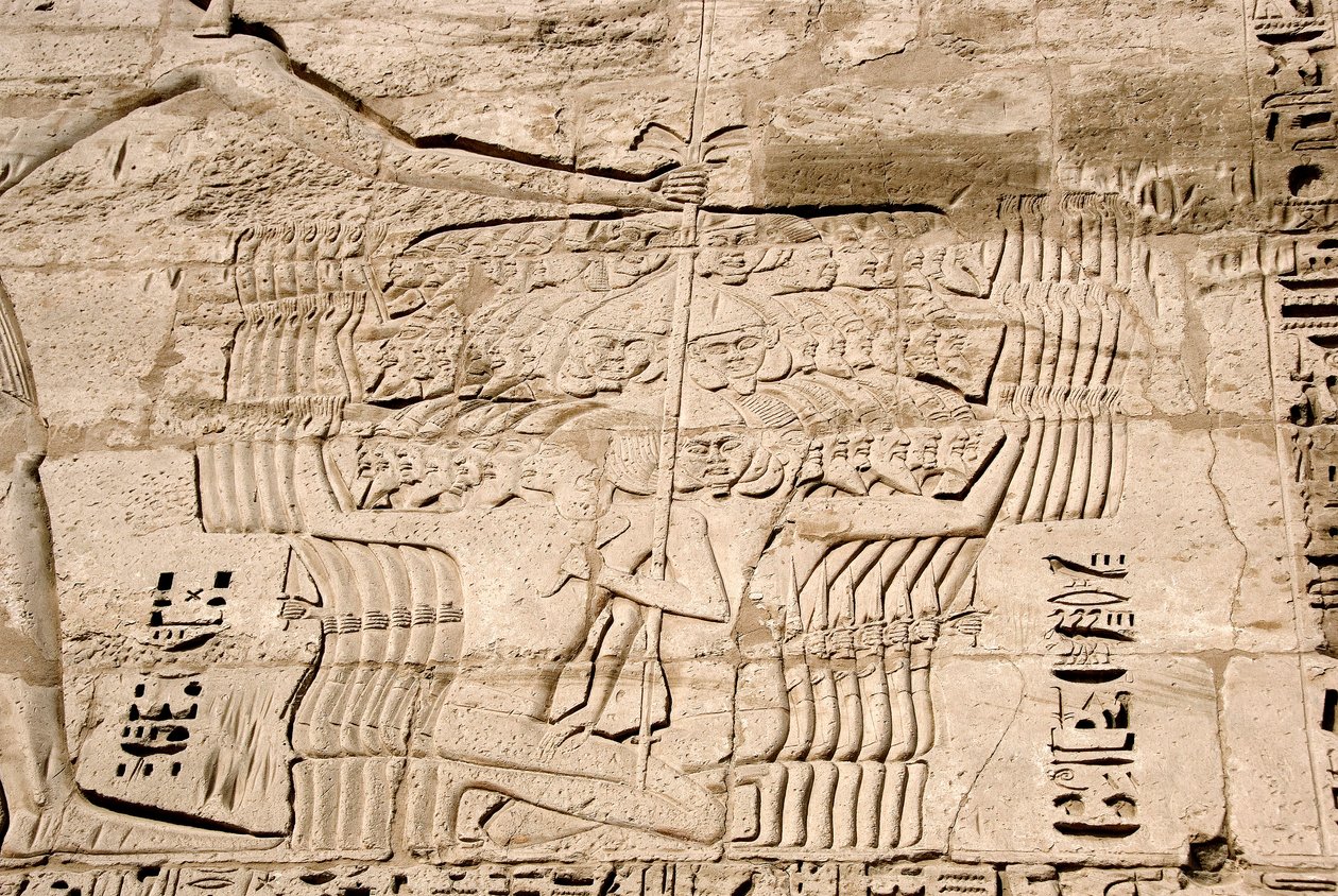 エジプトの古代遺物：ラムセス3世の敵である海の民の戦闘機を捕らえたことを表す第1塔門のレリーフの詳細。ラムセス3世（紀元前1187〜1156年）の葬祭殿。エジプト、ルクソール、メディネト・ハブー 作： エジプト第20王朝