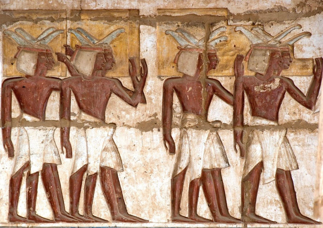 エジプト古代美術：第一宮廷、ファラオに捧げ物を持ってくるヌビア人の集団を表現した彩色レリーフの詳細。ラムセス3世（紀元前1187〜1156年）の葬祭殿。エジプト、ルクソール、メディネト・ハブー 作： エジプト第20王朝
