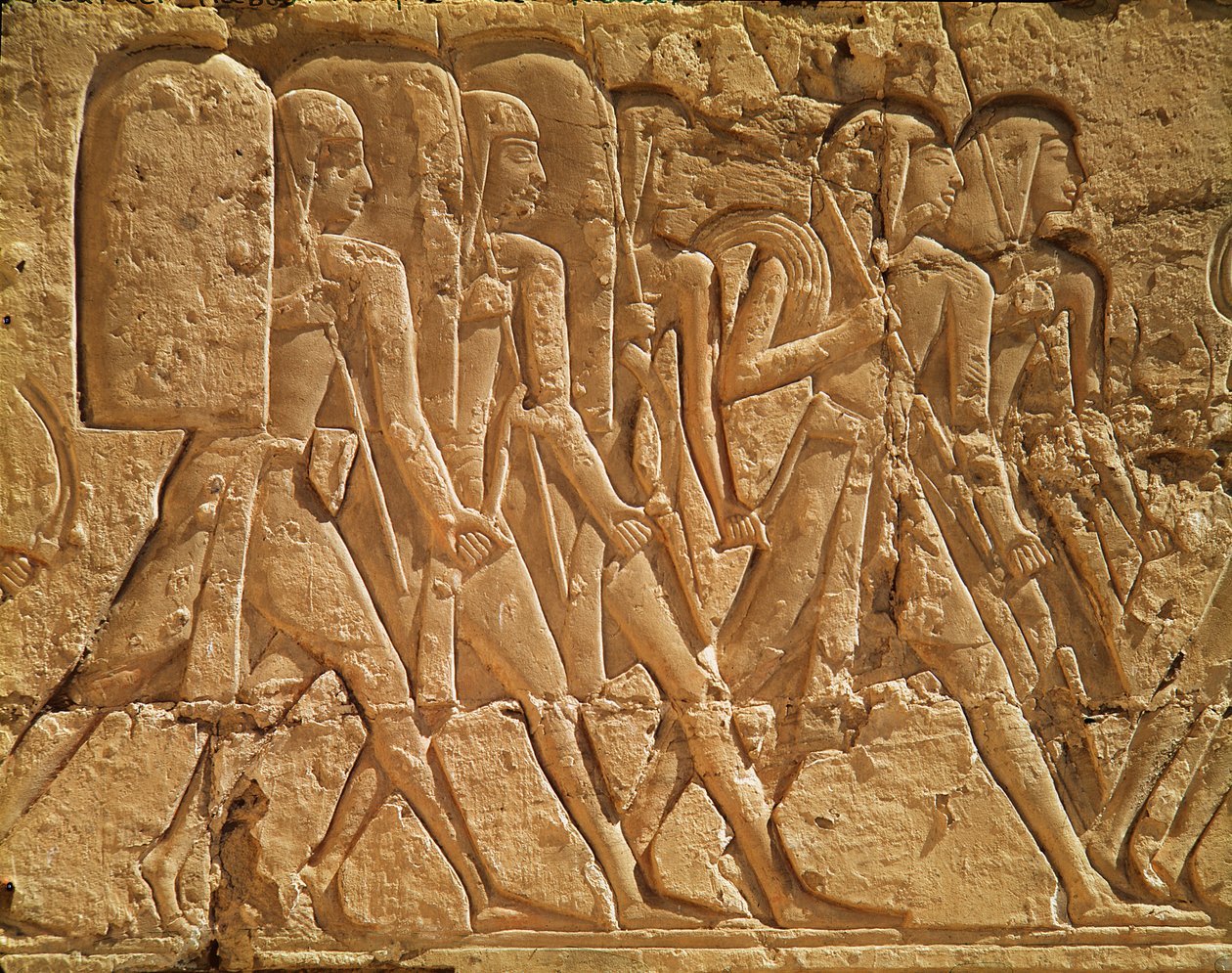 ロープと武器を運ぶ使用人を描いたレリーフ、ラムセス3世の霊廟（紀元前1184-1153年）新王国 作： エジプト第20王朝