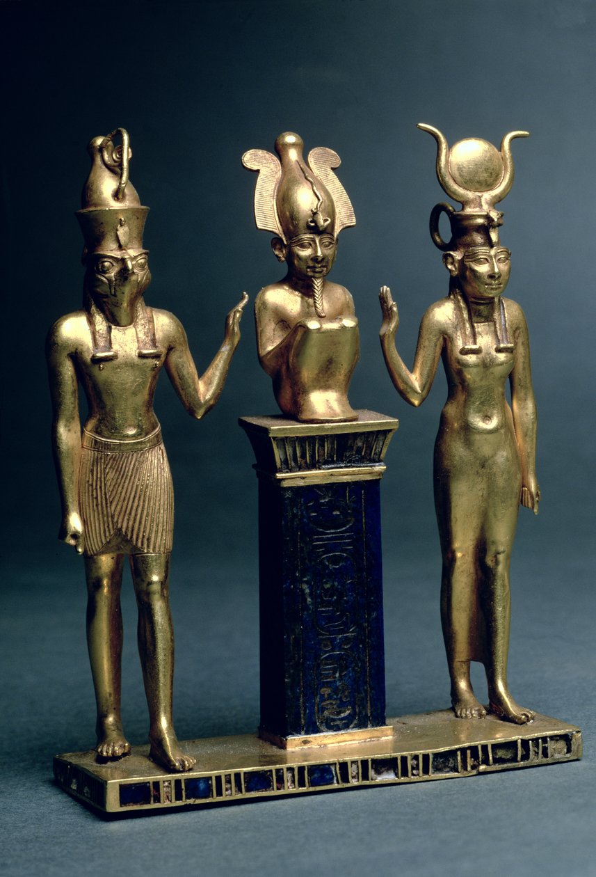 オソルコン2世のトライアド：イシスとホルスに挟まれたオシリス、第3中期、紀元前874〜850年（金とラピスラズリ） 作： エジプト第22王朝