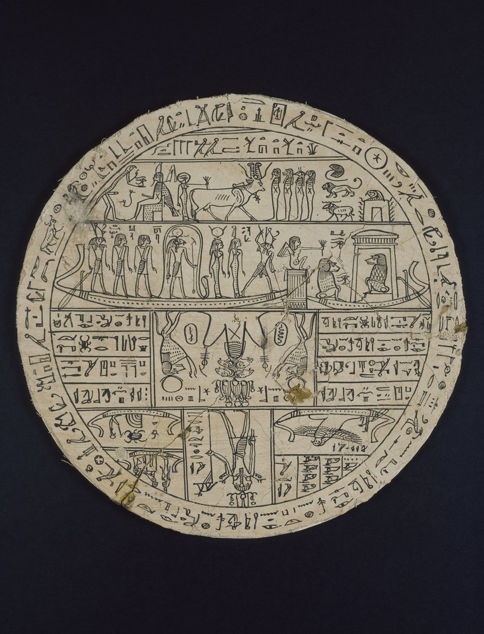Tasheritenkhonsu、c.664-525 BC（リネンと石膏）のために作られたアムレティックディスク（海綿体） 作： エジプト第26王朝