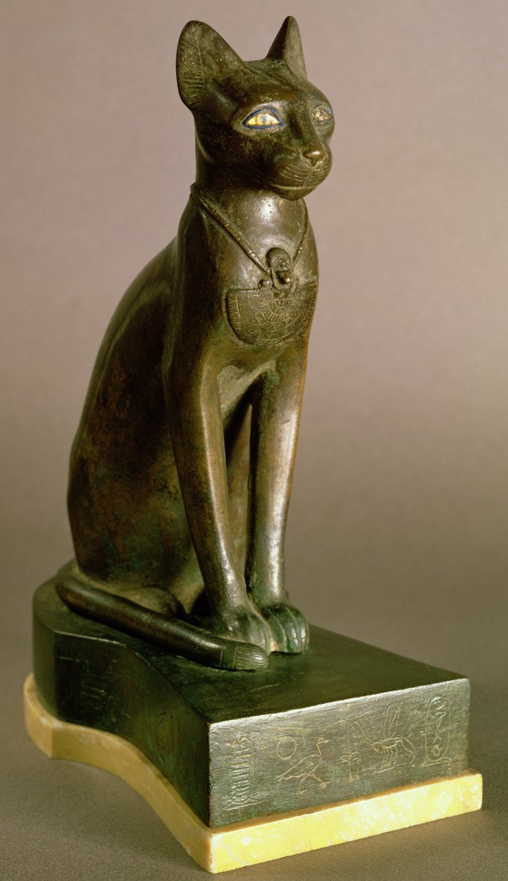 女神バステトを表す猫の彫像、プサムテク1世のカルトゥーシュ付、サイテ時代、664～610年頃（ブロンズ・ゴールド 作： エジプト第26王朝