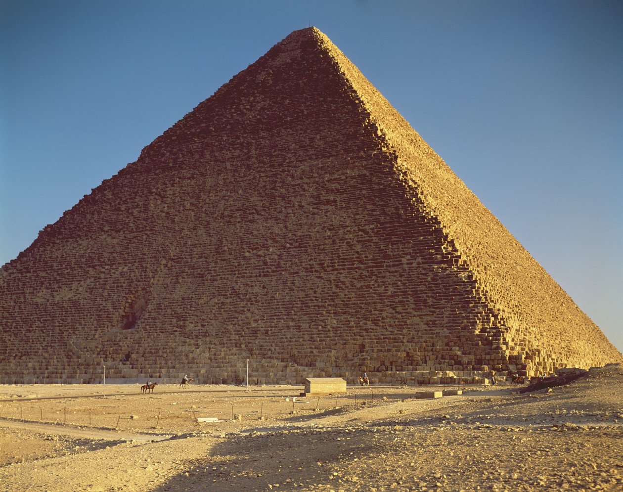 クフ王の大ピラミッド（c.2551-2528 BC）旧王国 作： エジプト第4王朝