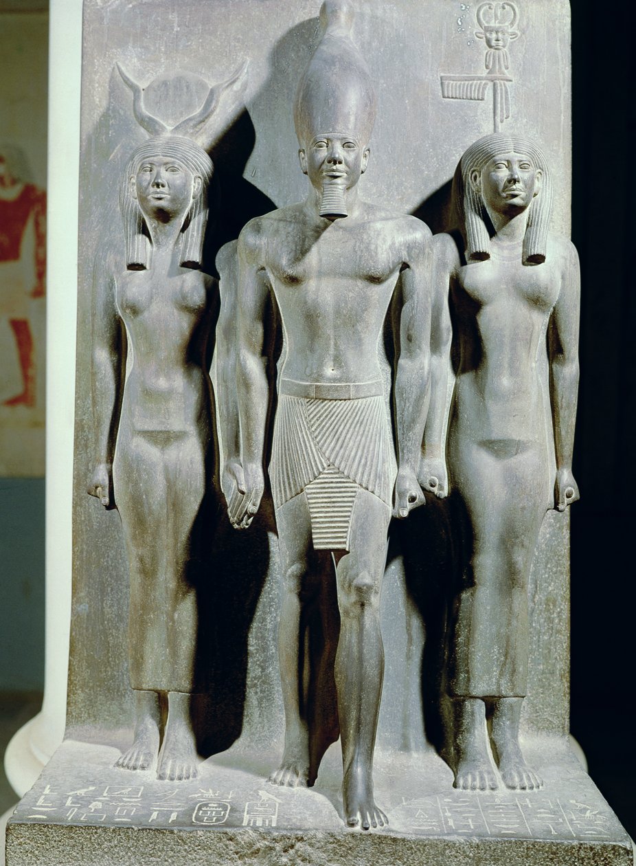 メンカウレ（Mycerinus）のトライアド、ハトホル女神とアフロディトポリスノームの女神、旧王国ギザのメンカウレのピラミッドの谷の寺院、紀元前2529年頃（片岩）（片岩を参照） 作： エジプト第4王朝