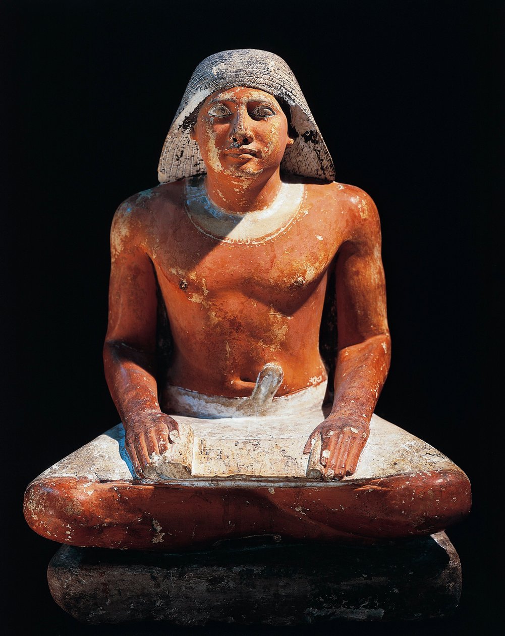 古代エジプト：古代帝国第5王朝、サッカラ（サッカラ）のネクロポリスから出土した座位の書記像（石灰岩 作： エジプト第5王朝