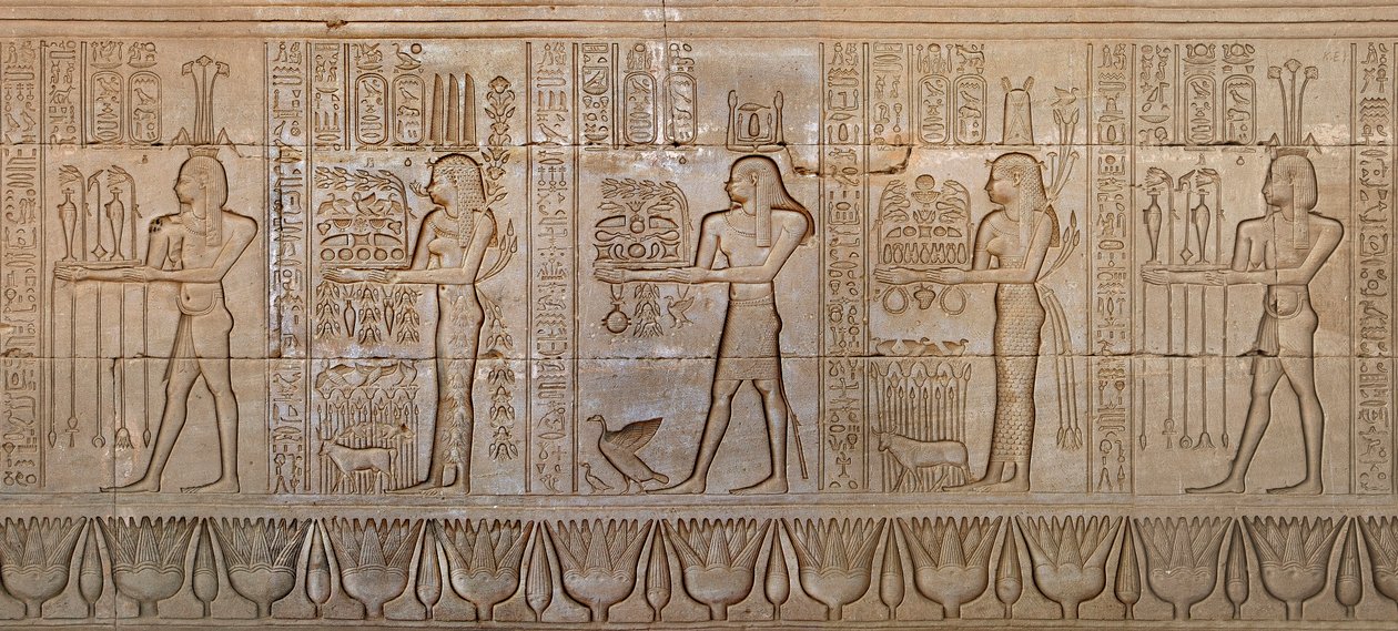 エジプト古代史：神々の行列-エジプト、デンデラのハトホル女神の神殿の東壁の詳細-エジプト文明：神々の行列、デンデラのハトホル神殿（またはテンティラ神殿）の壁に彫られている。 作： エジプト第6王朝