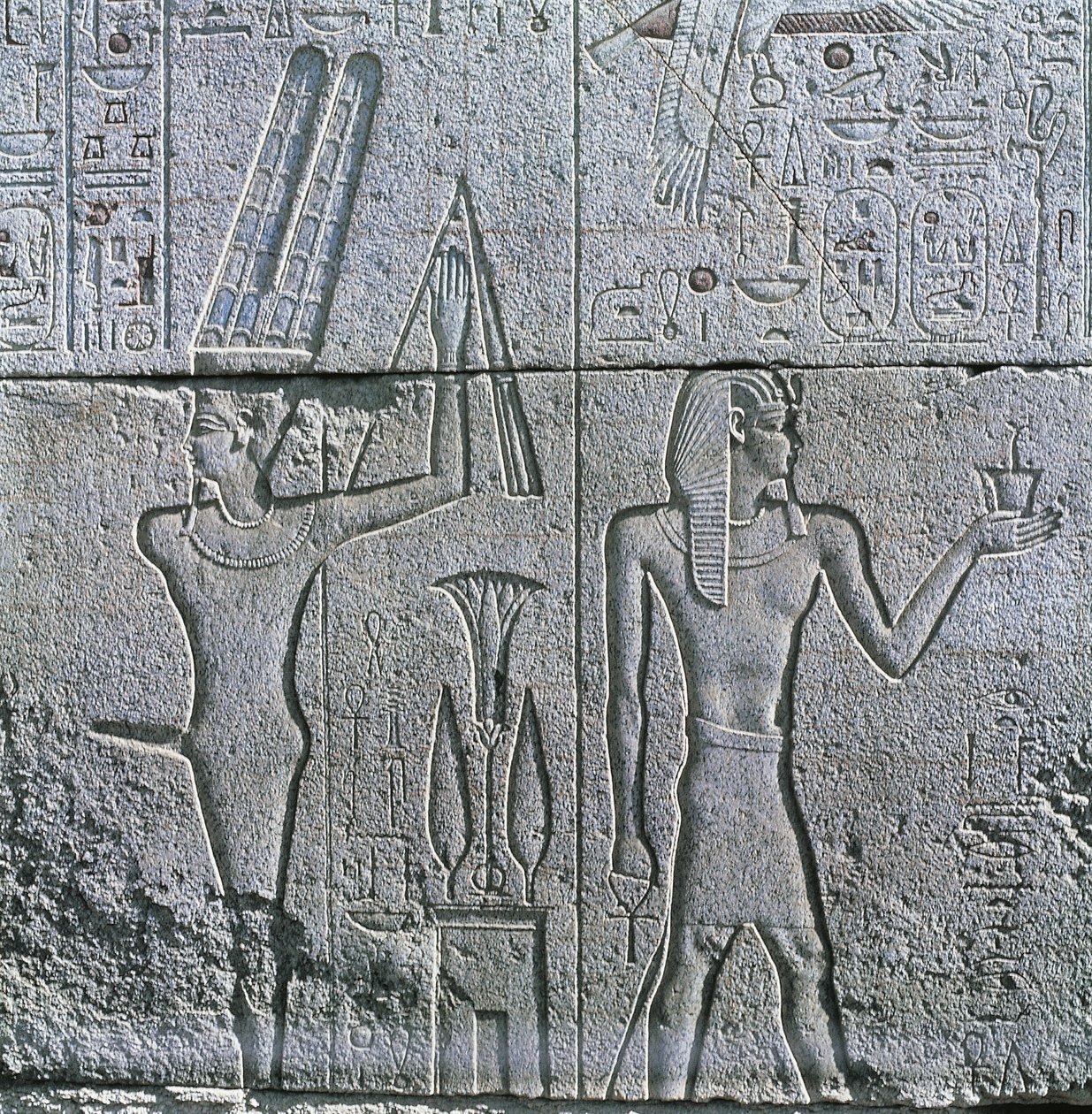 エジプト、古代テーベ、ルクソール、カルナック、アモン大神殿のミン神とフィリップ3世アレヒダウスのレリーフ 作： エジプトのエジプト人