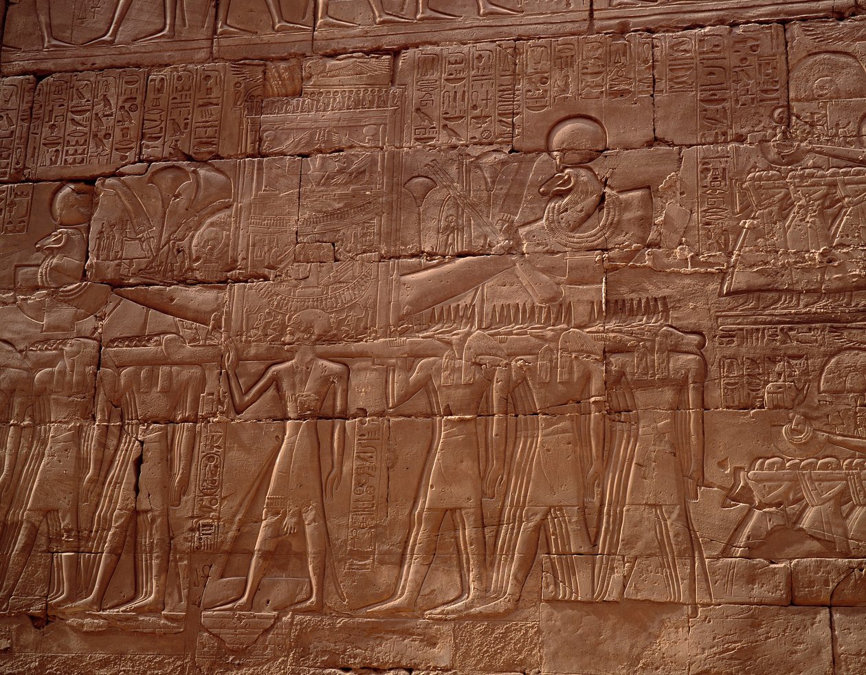 エジプトの古代遺跡：ルクソールのカルナック神殿のレリーフ 作： エジプトのエジプト人