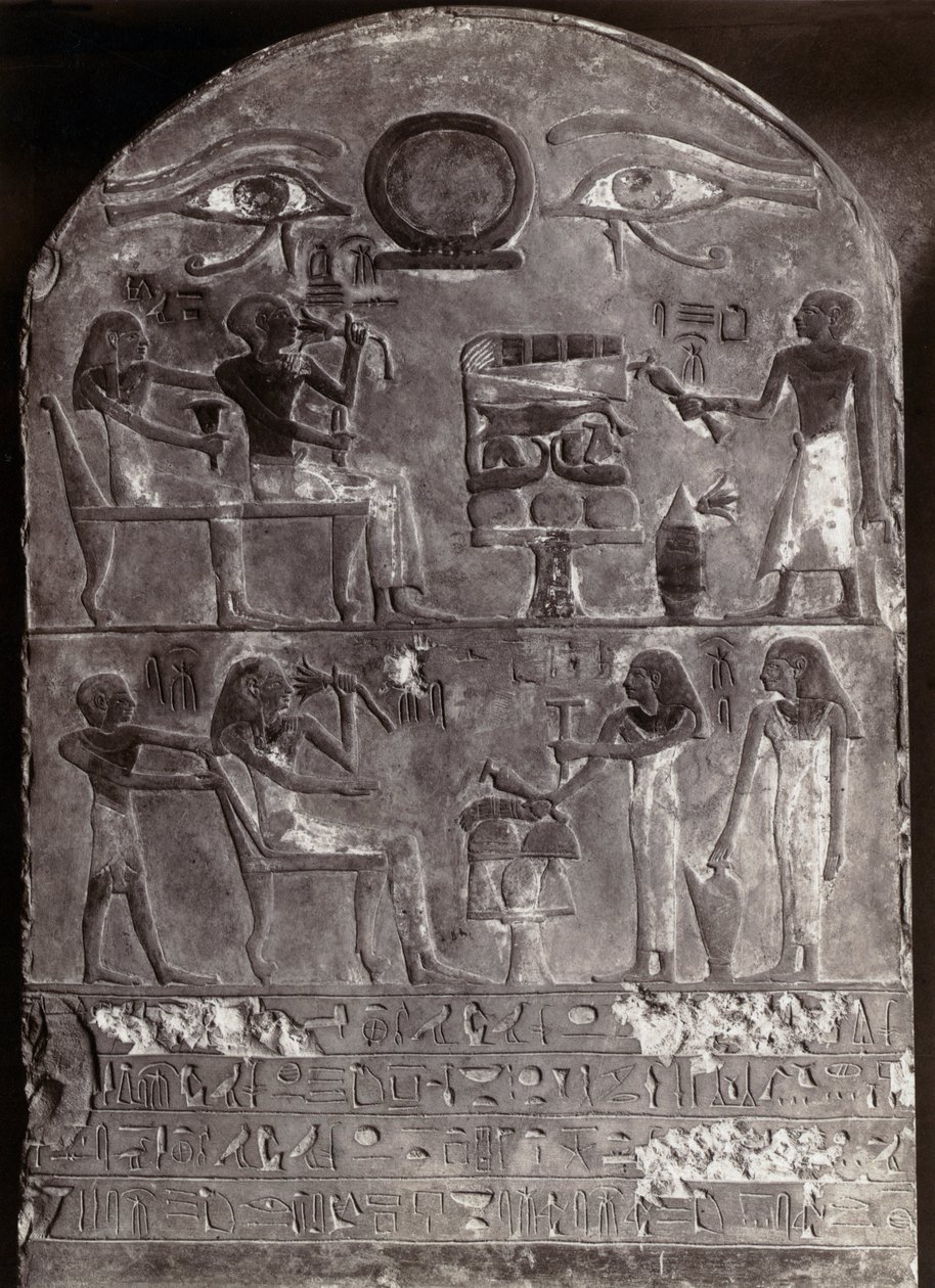 Eyes of Horus Bas-Relief : ホルスの目を上部に持つアーチ型の石碑2枚に描かれた浮き彫りとヒエログリフ。エジプト美術。ルーヴル美術館の石碑、A.G.写真 作： エジプトのエジプト人