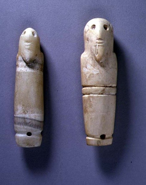 髭の生えた男性の頭のタグ（象牙 作： エジプトのエジプト人
