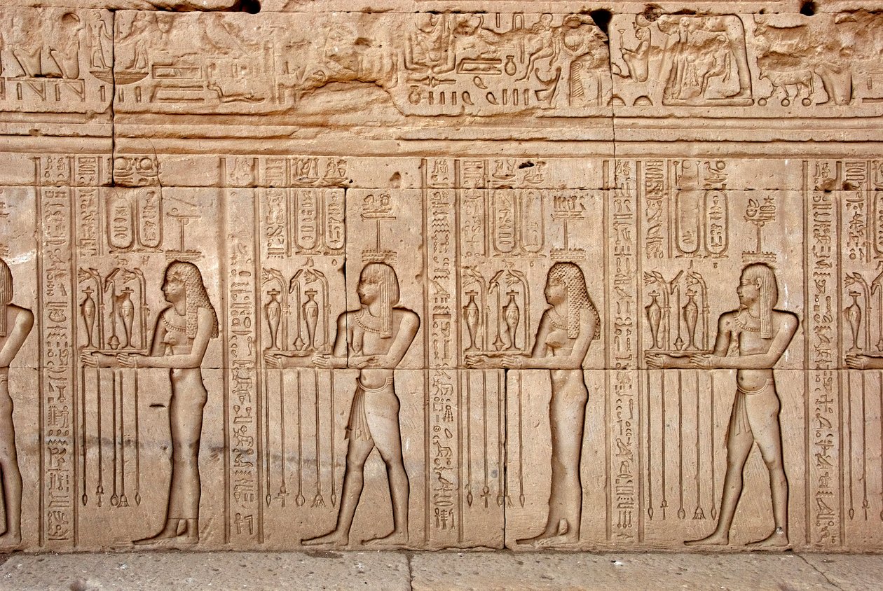 エジプトの古代文明：女神に捧げられた供物と貢物（エジプト、デンデラのハトホル神殿） - エジプトの文明：女神に捧げられた供物と貢物 - デンデラのハトホル神殿（またはテンティラ神殿）の壁に彫られた人物像。 作： エジプトのプトレマイオス朝