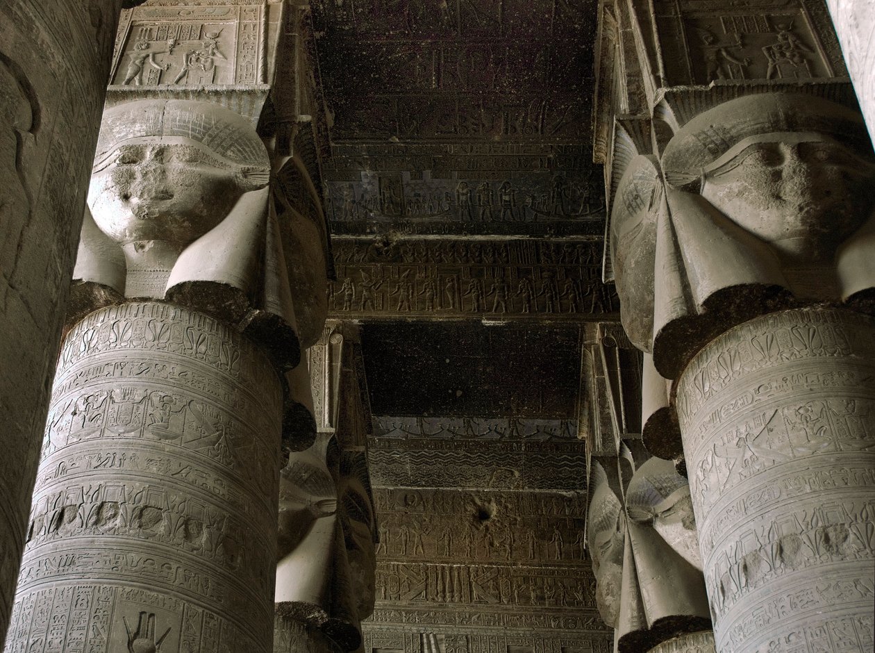 エジプト古代美術：女神ハトホルの表現で装飾された柱のあるハイポスティルルームの部分図。エジプト、デンデラのハトホル神殿 作： エジプトのプトレマイオス朝