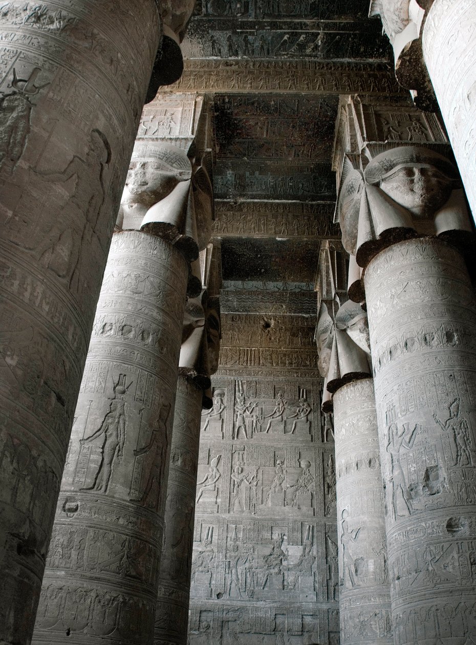 エジプト古代美術：女神ハトホルの表現で装飾された柱のあるハイポスティルルームの部分図。エジプト、デンデラのハトホル神殿 作： エジプトのプトレマイオス朝