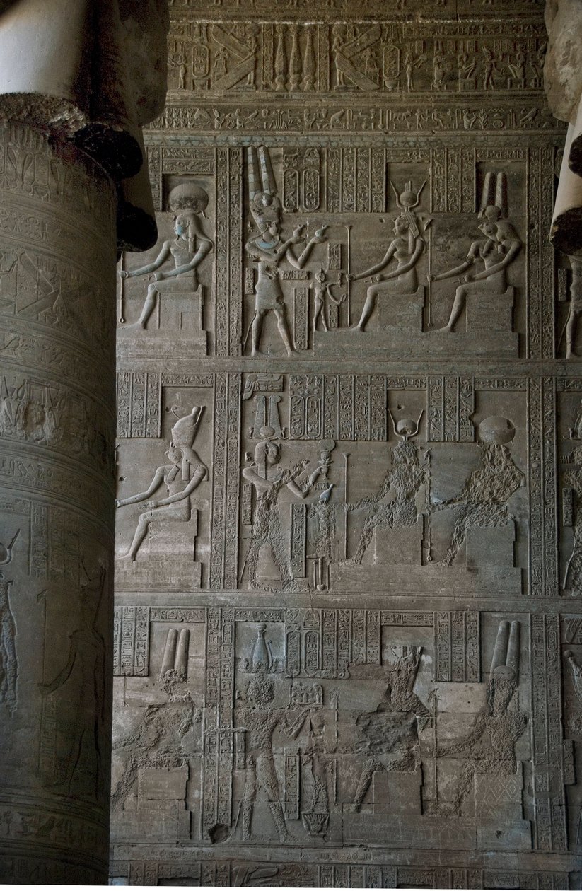 エジプトの古代遺跡：エジプト、デンデラのハトホル神殿の仮説室内のレリーフ 作： エジプトのプトレマイオス朝