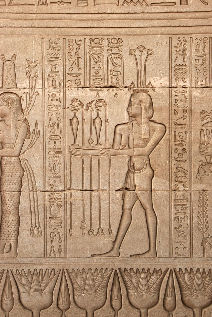 エジプトの古代遺物：女神に捧げる供物を運ぶ男性の表現（エジプト、デンデラのハトホル神殿 作： エジプトのプトレマイオス朝