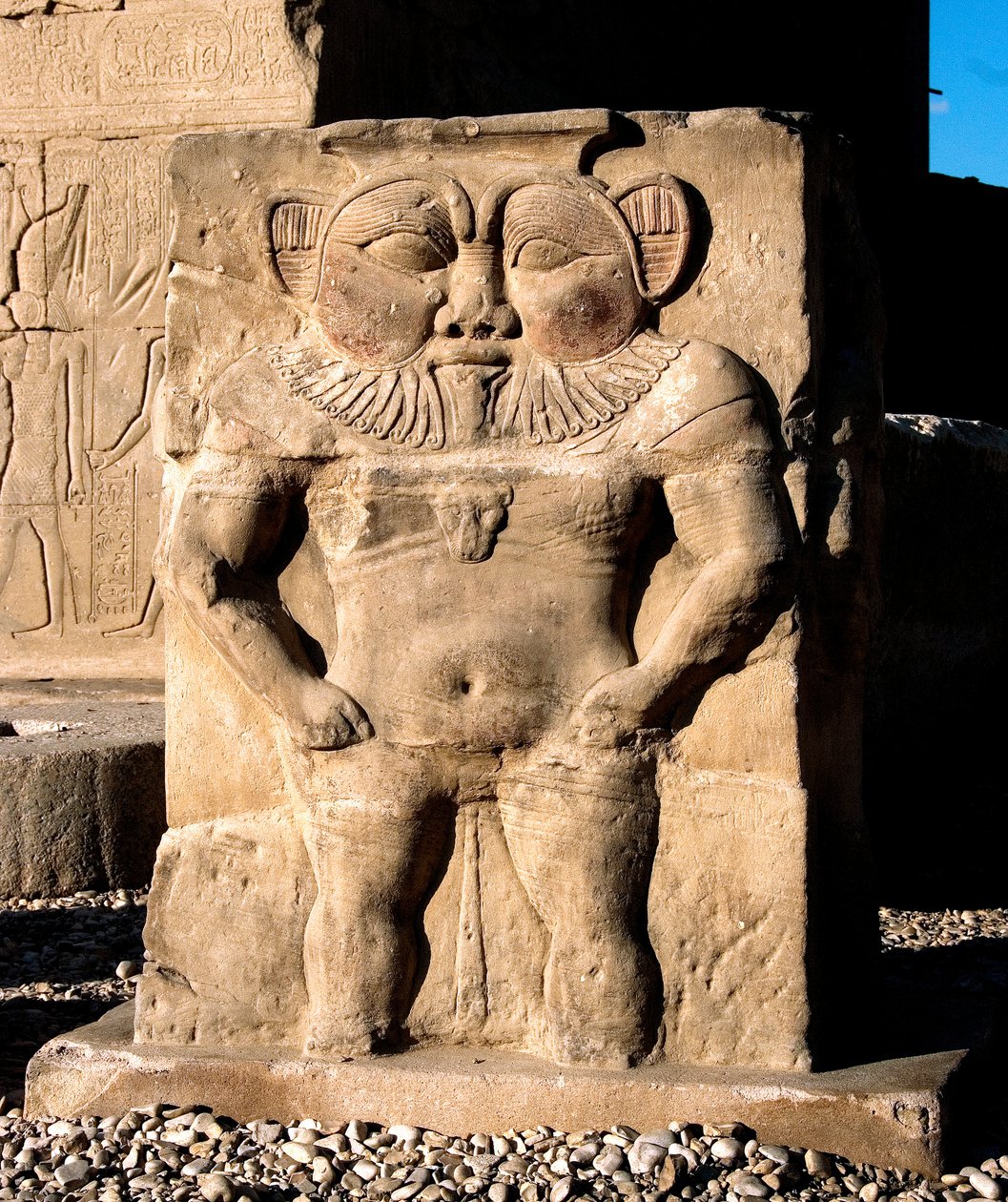 エジプトの古代性：神ベス。女神ハトホルに捧げられた神殿の低層レリーフの詳細。エジプト、デンデラ（Denderah）、ハトホルの神殿 作： エジプトのプトレマイオス朝