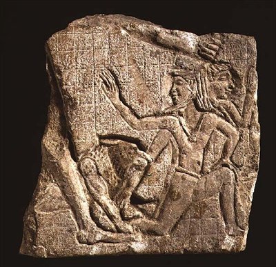 ライオンを持った王が敵を倒す様子を描いた彫刻家の模型（前400～201年頃）（石灰岩 作： エジプトのプトレマイオス朝