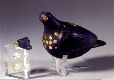 イラン南西部、スーサ出身の雄牛の形をした鳩とペンダント。紀元前1150年頃（ラピスラズリ＆ゴールド）（214127も参照） 作： エラム人