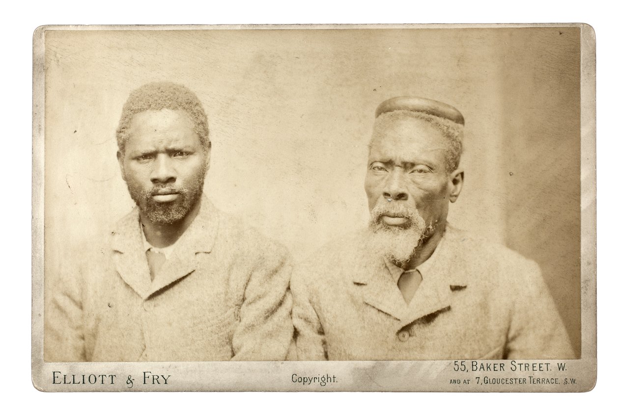 ズールー族の男性2人、ロンドン、1882年頃（アルブメンプリント） 作： エリオットアンドフライスタジオ