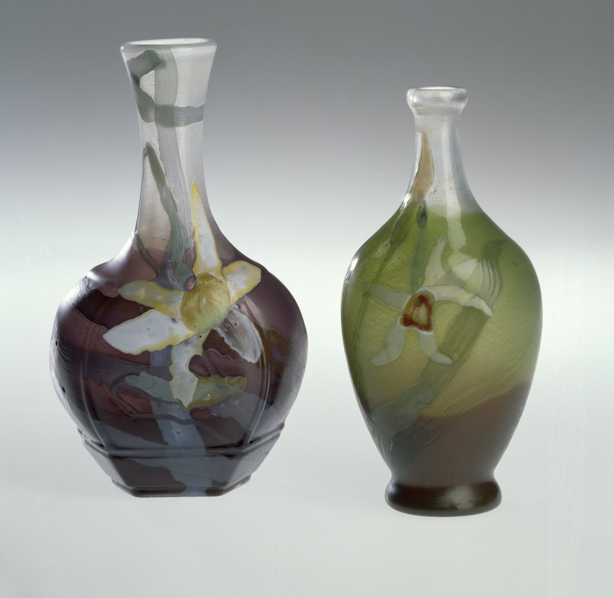 ガラスと彫刻が施された花瓶の寄木細工c。1900 作： エミール・ガル