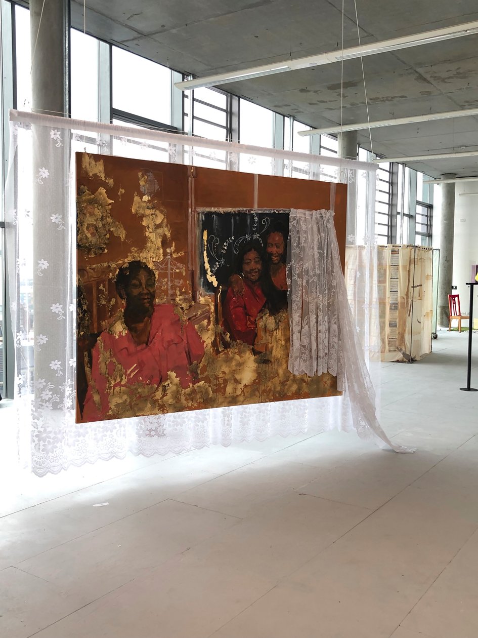 Matrilineality, 2019, キャンバスに油彩、アクリル、布、プリント、イミテーション金箔 作： エマ・プレンペ