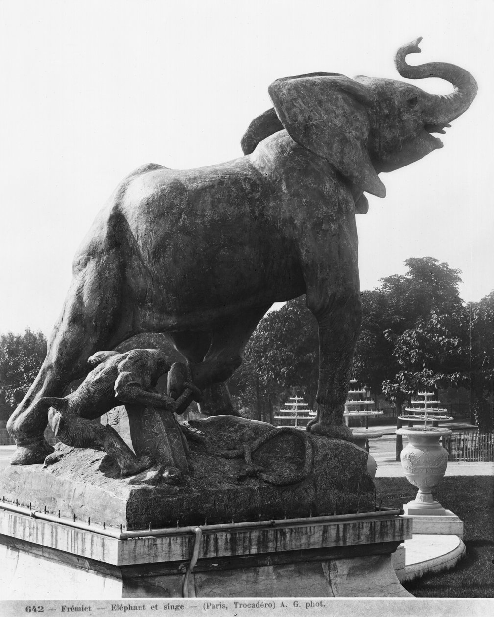 1878年、1878年に万国博覧会のために建設された最初のトロカデロ宮殿の前で、罠にかかった若い象（鋳鉄） 作： エマニュエル・フレミエ