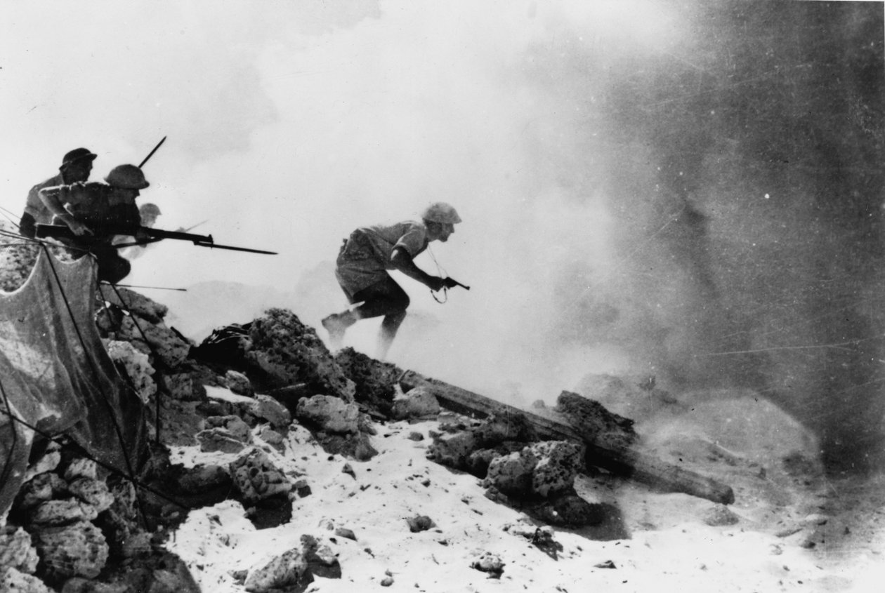1942年のエルアラメインの第2の戦いに関する7枚の公式写真の1つである固定銃剣で部隊を前方に導くリボルバーで武装したイギリス軍の将校 作： 英語の写真家