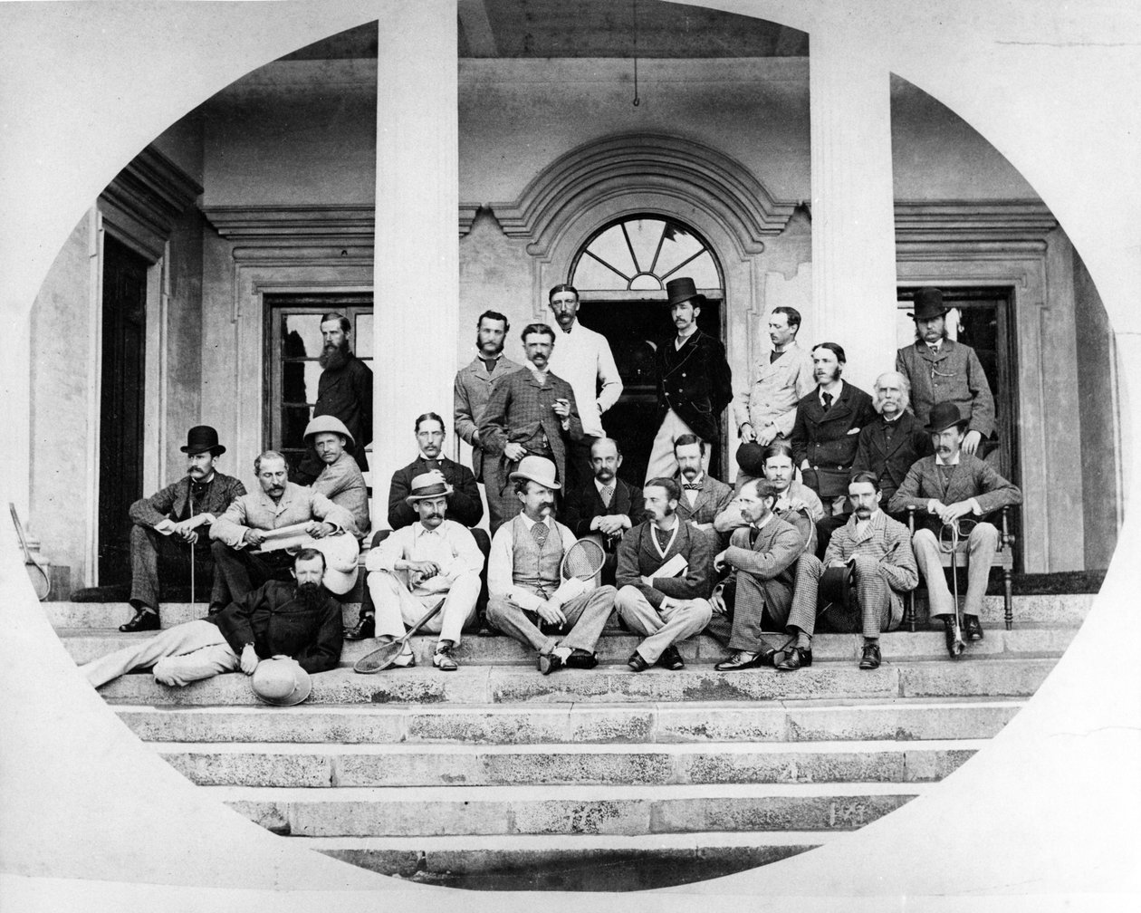 イギリス陸軍将校のグループ、1870年代頃 作： 英語の写真家