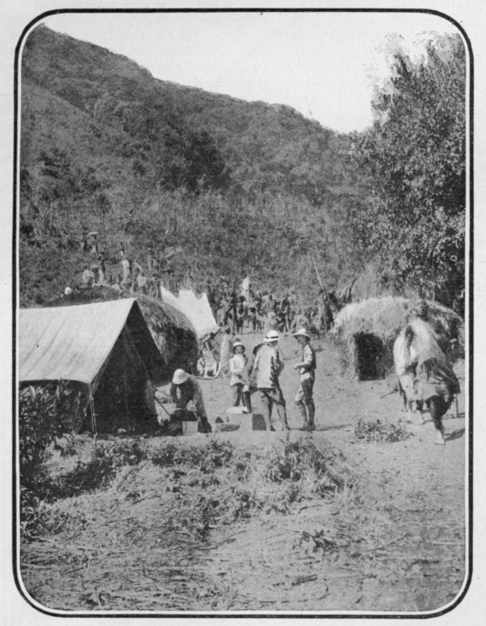 1906年10月27日のグラフィックに掲載された「月の山へ」というタイトルの記事から、恒久的なベースキャンプを離れる山の遠征 作： 英語の写真家