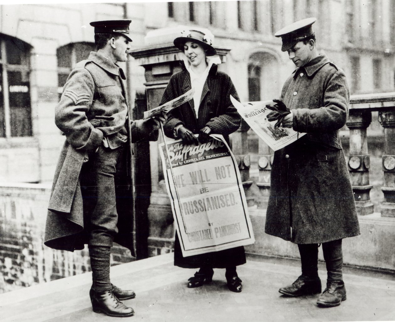 1914年頃、2人の兵士に新聞を売っていたSuffragette 作： 英語の写真家