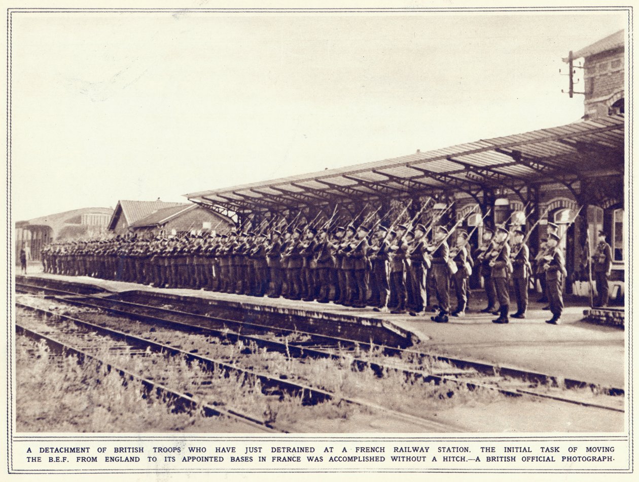 1939年11月8日発行のイラストレイテッドウォーニュースからの、フランスの鉄道駅で降車したばかりのイギリス軍の分遣隊 作： 英語の写真家