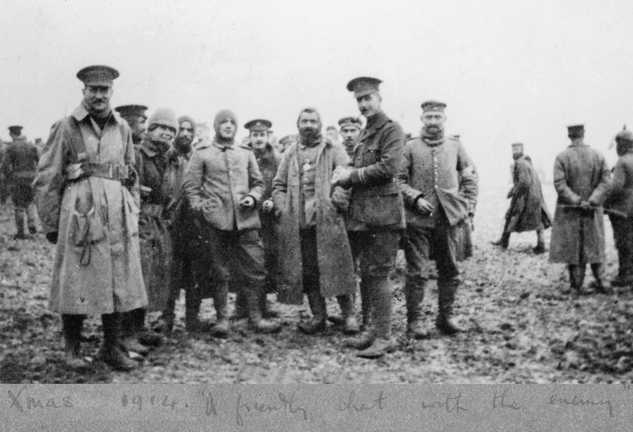 敵との親しいチャット、1914年のクリスマスの休戦 作： 英語の写真家