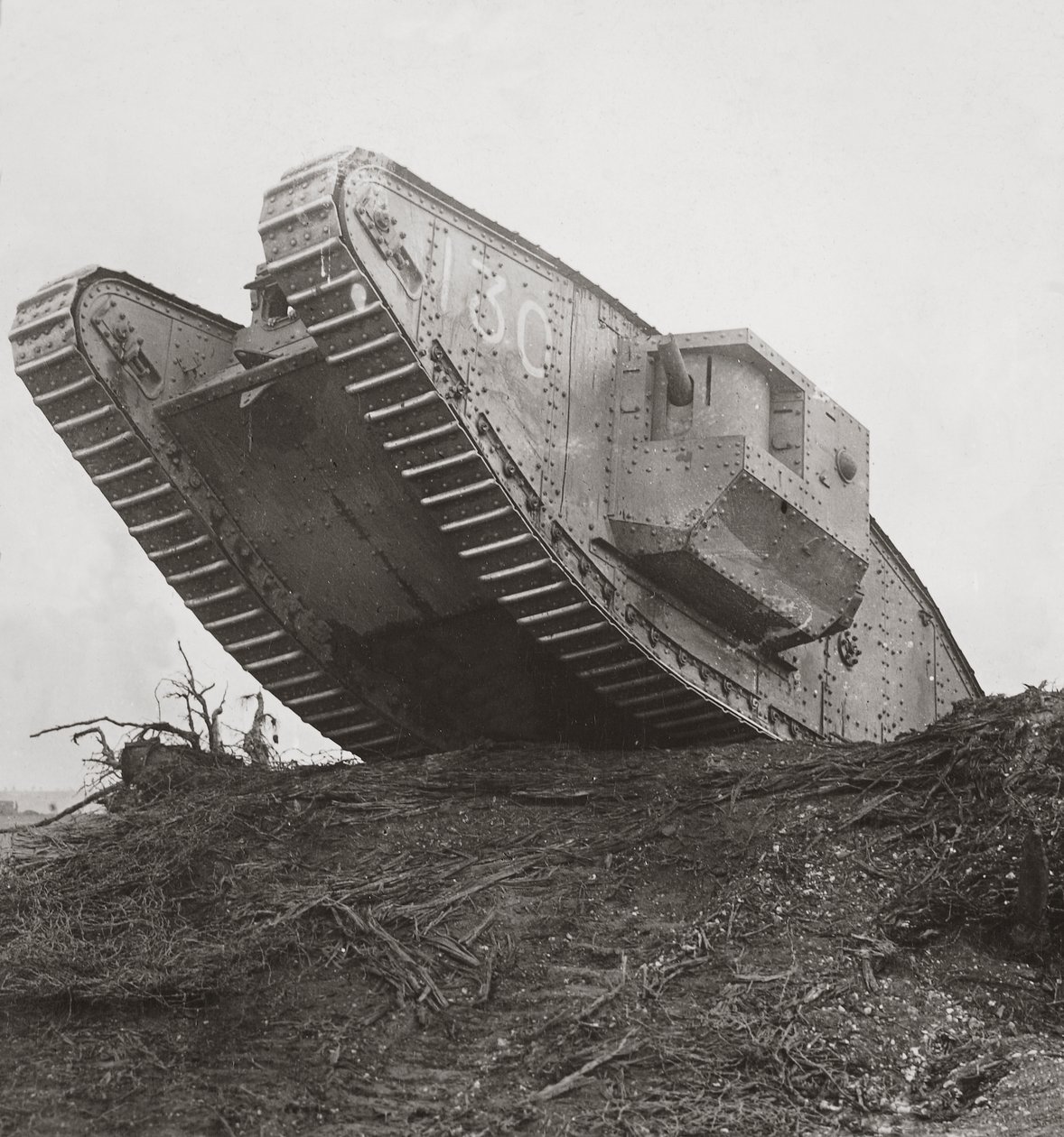 戦車は歩兵を行動に導き、ワイヤーのもつれを分解します 作： 英語の写真家