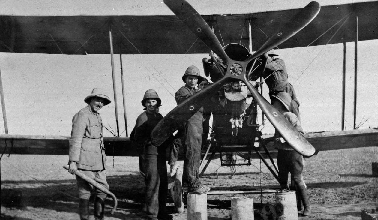 修理中の航空機、1916 作： 英語の写真家
