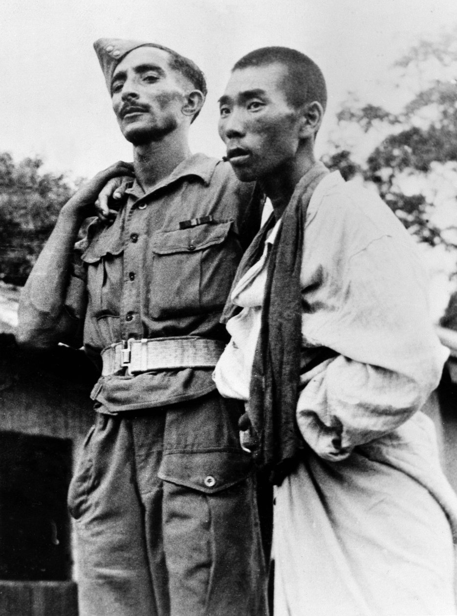 1945年に負傷した日本の捕虜を助けるインド軍の衛生兵 作： 英語の写真家