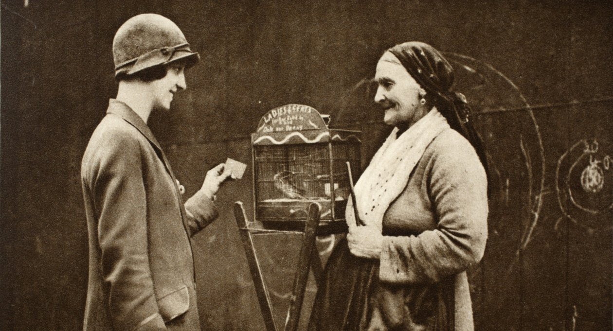 ワンダフルロンドン出身のケージにインコを飼っている老いたイタリア人女性が1926-27年に公開（グラビア） 作： 英語の写真家