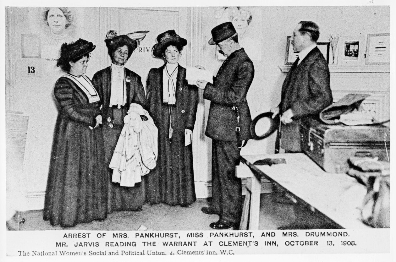 パンクハースト夫人、パンクハースト嬢、ドラモンド夫人の逮捕。 1908年10月13日、クレメンツインで令状を読んでいるジャービス氏 作： 英語の写真家