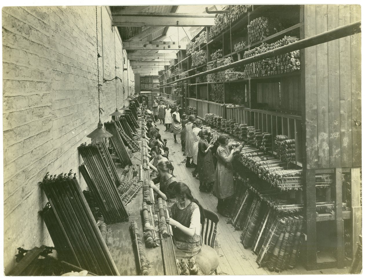 Axminster糸通し、カーペット工場、1923年 作： 英語の写真家