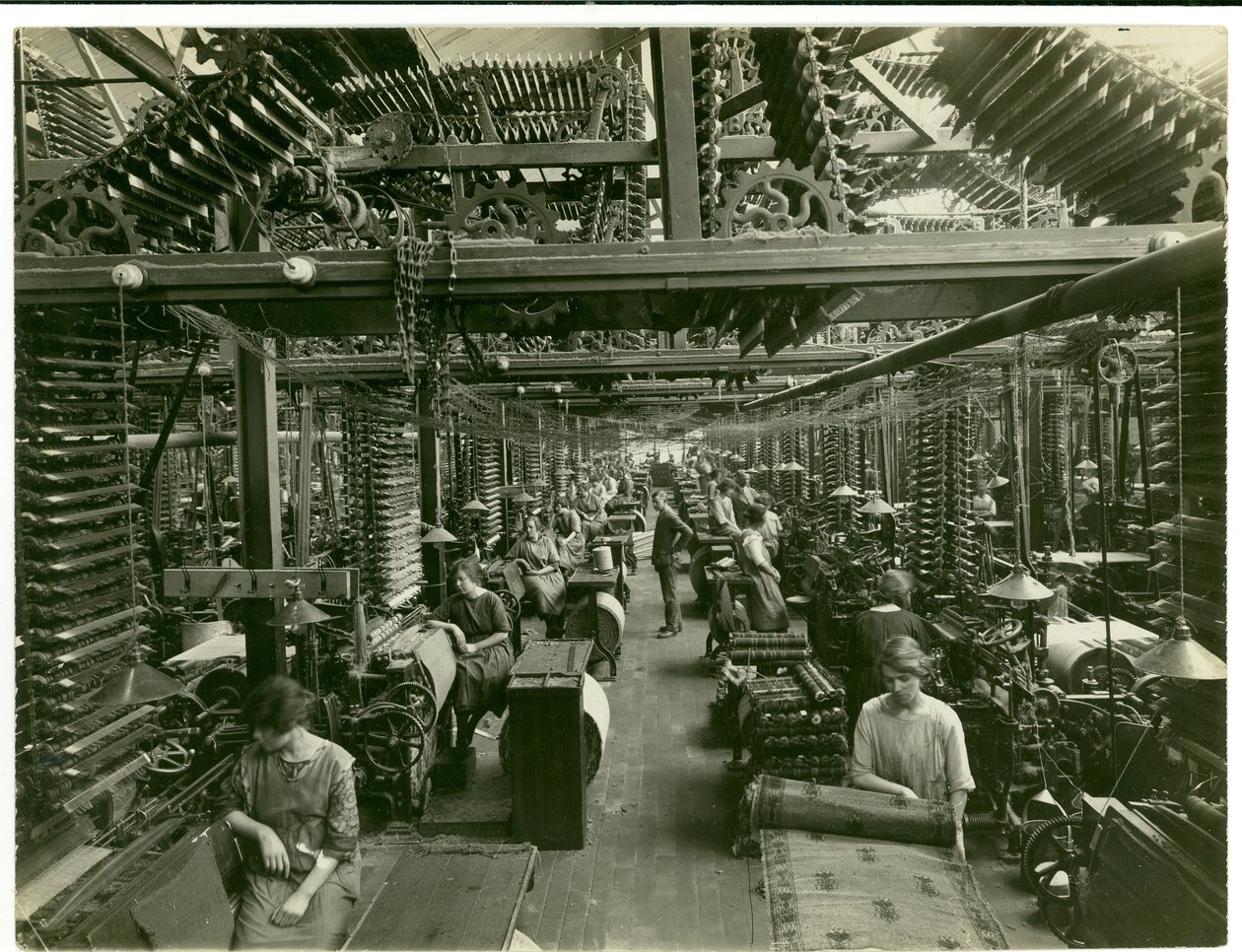 Axminster製織、カーペット工場、1923年 作： 英語の写真家
